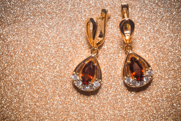 golden-earrings-with-garnet_29136-1879